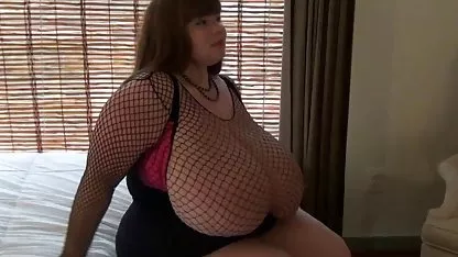 Dos jóvenes putas en la cama, para que los chicos se unan y polla enorme negra que les jodan a la ruptura, y las chicas no te pierdas la oportunidad de chupar una polla