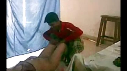 Un hombre de digitación negra dominicana xxx en frente de la cámara