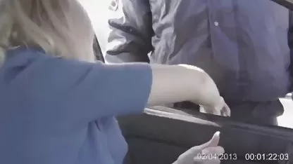 Lesbianas recluta a un joven morena y suavemente se la folla. beso negroxxx
