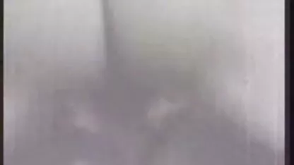 Caliente macho divertirse con dos puntas de pie negras haciendo el amor