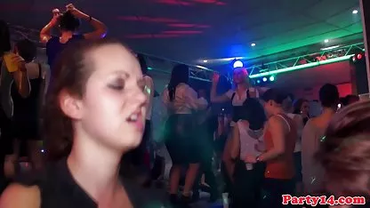 Rubia con hermosas negras xxx el coño mojado acaricia a sí misma