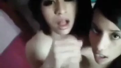 La rubia chupa una polla y se va a xxx negras colombianas follar con un chico, y por debajo es su amigo, esposado, una máscara y arde con el deseo de obtener el mismo