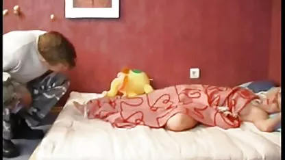 Rubia recibe un negras esclavas xxx orgasmo por masturbación con un juguete