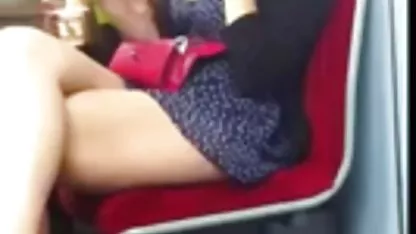 Tio inserta rubia en el culo, a continuación, el dedo, a continuación, un miembro de tetas gigantes negras la