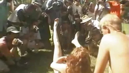 La rubia culiando a una negra en la zona de la fed de esperma