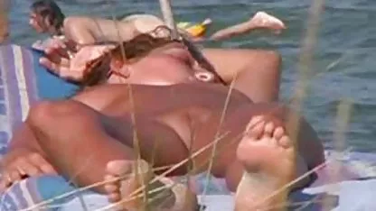 Mujer rubia de ojos azules y una negras tetonas mamando gran polla