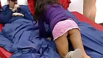 El bebé se despertó de su abuelo y se sentó sobre negras voluptuosas xxx su polla
