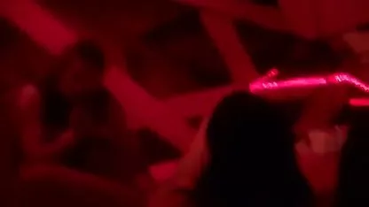 Estimulante masaje de dos hermosas sexy lesbianas empapado en aceite mujeres trigueñas desnudas