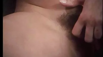 La perra se masturba el coño cogiendo con negras en la cocina y se corre