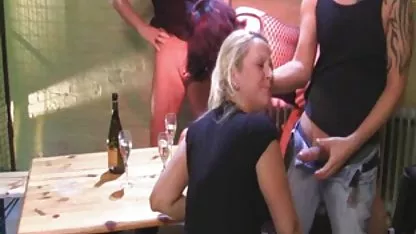 Hermosa morena vierte la leche en su dulce coño xnxx negras culonas y se masturba su