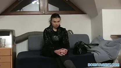 Tio Sacudidas xxx teen negras polla en una silla, mientras su esposa negro otlizyvaet