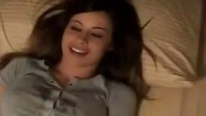 Chica se masturba en un sofá de videos gay de mulatos cuero
