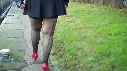 Tetona rubia en vestido rojo se culiando negra masturba el coño con los dedos