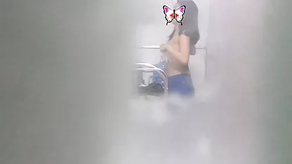 Una morena caliente chupando una gordas negras culonas chupar la polla de su novio la polla le dio su culo apretado, en el que el tio se inserta su polla gruesa y dura pelado apagado