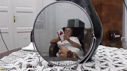 Dos bastante impresionante y respetable chicos, negrasporn que, de todos a su alrededor, estaban en secreto encerrado en una habitación alquilada, sacan sus enormes pollas de sus pantalones y relishly huelen el uno al otro en el anal