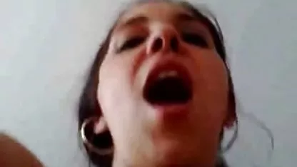 Adriana Russo martilleo de sí misma con dos vibradores porono negra de forma simultánea