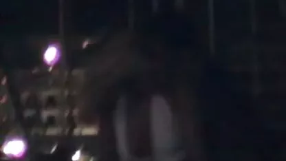 El chico se la follan a una madura morena en las escaleras negra culona anal