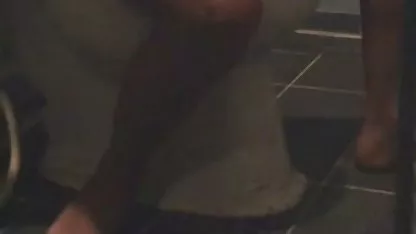 El vestido corto claramente enfatiza el dulce de la guapa morena, y además, ella tan seductoramente menea su culo !! negras culiando duro
