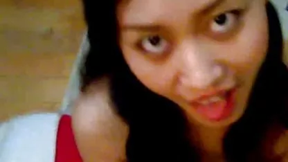 Rubia con las videos gordas negras tetas pequeñas se masturba en el sofá