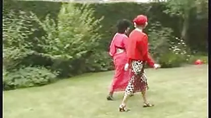 La chica se acaricia chicas negras calientes el coño en un uniforme