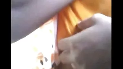 Tres bombeado gigolo lamió la africanas cachondas rubia en la mesa