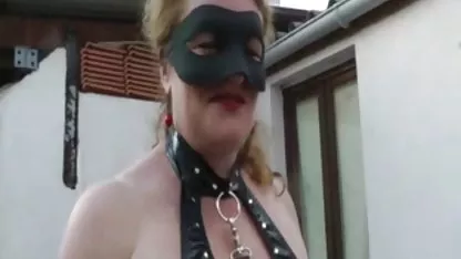 Joven rubia intenta sexo gratis negras tragar polla