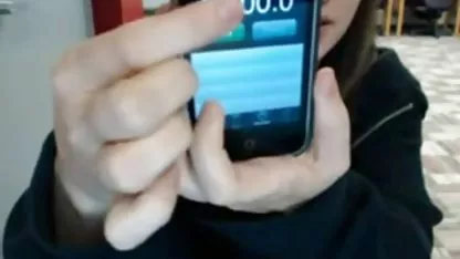 Bebé toma negras orinando un baño muy bien
