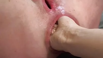 Sexy rubia con cuerpo negra rica xxx flexible se acaricia a sí misma en la cama