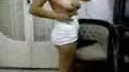 Morena de jade con grandes peliculas de negras xxx tetas es follada por un hombre con barba