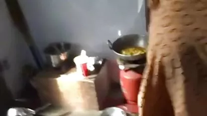 Tumbado en el sofá, la puta abre sus piernas y le lame los exuberantes labios con su lengua, ella le da una patada, porque su novio es la flexión de su coño con sus dedos. afroamericanas xxx Pero la chica después de que no se opone a chupar su tridente, el cual será otorgado a su coño