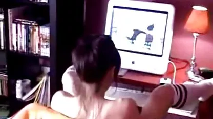 Linda morena se extiende a mujeres negras teniendo sexo su consolador del coño
