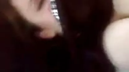 Dos borrachas, sexy rubias puño a un tío, se la follan la boca con sus piernas, sentarse en su cara y frotar sexo con negras maduras sus coños, masturbarse su polla con sus piernas y las hacen mojar las bragas