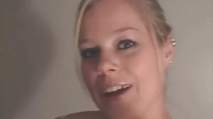 Rubia Annika caricias de una polla sexo con negras jovenes y se folla a un chico en una cascada