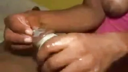 Chica joven Camila recibe una polla en su agujero anal y una gordita videos xxx mujeres negras coño