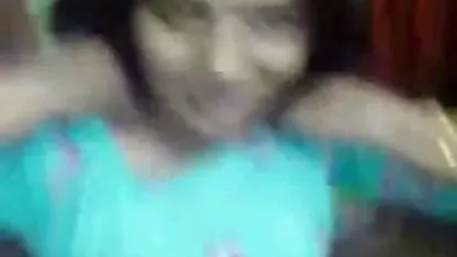 De haber lamido y haciéndose dedos el coño de una puta joven, el tío inserta su fuerte polla en videos pornos de mujeres africanas ella y fuertemente golpea la puta