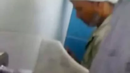 Delante de negras tetonas cogiendo una webcam que muestra un striptease a todo el mundo