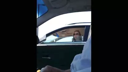 Dos hombres toman turnos empujando gordas tetonas negras una perra en su polla