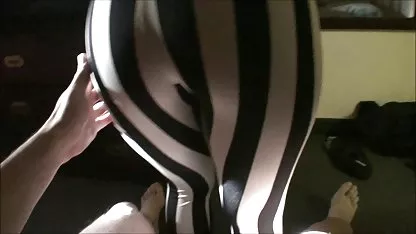 Bonita nena tiras delante de culonas negras maduras la webcam