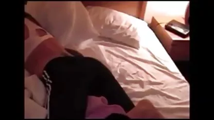 Una perra papas a sí misma con un juguete. Ella probado muchas pollas, pero se mantuvo fiel a su sexo con negras hermosas consolador. Él trae su más placer