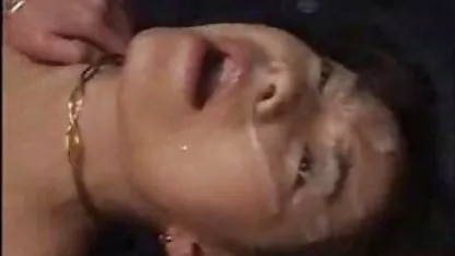 Tio se folla a su joven esposa xxx gordas morenas en el cuarto de baño