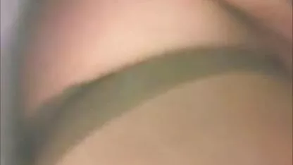 Lamiendo los dedos de su esposa sexo con negras hermosas