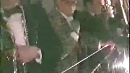 La niña mira la tele y, a continuación, sus ancianos, ebrio vecino viene en, que saca su polla morenas gordas xxx y se la folla
