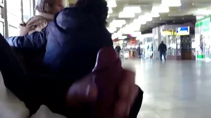 Perra poner una lata en negra chuchona su punto