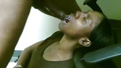 Perra joven se burla de su coño con negro, consolador grueso y chupa una xxx trans negras gran polla