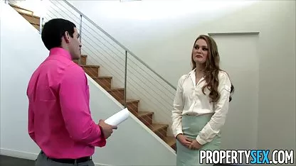 Una tetona negra rica xxx chica toca la polla a través de sus pantalones, poco a poco lo consigue, ella chupa una polla en el macho, chupando su cabeza con sus labios, la chica está muy emocionada
