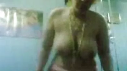 Mujer rubia de ojos azules negra masturbándose chupado una polla gorda