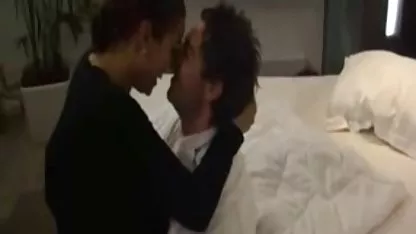 Perra en pantimedias con un gran culo se sentó en la cara de un negra chuchona tio calvo