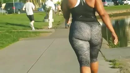 Pelirroja chica Alisha juega negritas lindas xxx con el coño