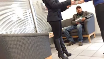 La chica se acaricia el falo del hombre, él acaricia su cabello, pero tan pronto como la chica abrió las piernas, todos los aterciopelada al instante evaporada y el tipo con una frenética presión asoma su pepino en agua hirviendo, tierno colegiala negra xxx agujero