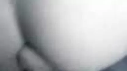 Un hombre está rompiendo una vaquilla en una negras maduras xxx aldea rusa